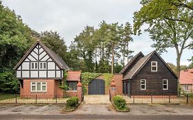 Beautiful English Villa With Hottub